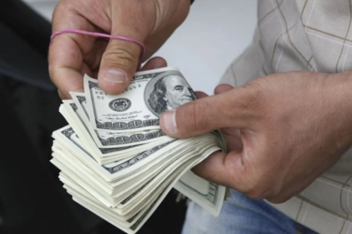 Доллар в Баку продают за 1,95 маната