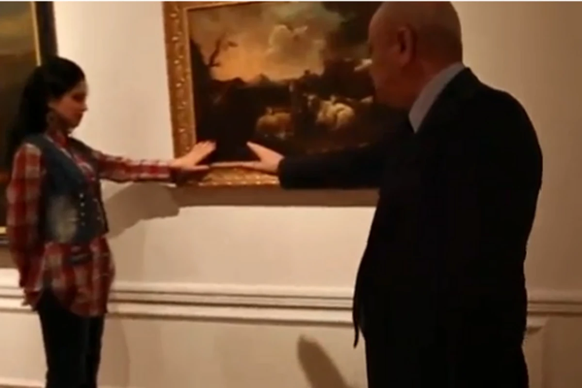 Манекен челлендж застыл в азербайджанском музее (видео)