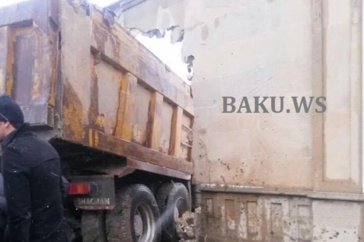 Bakıda Kamaz maşınları əzdi, divara çırpıldı (FOTO)