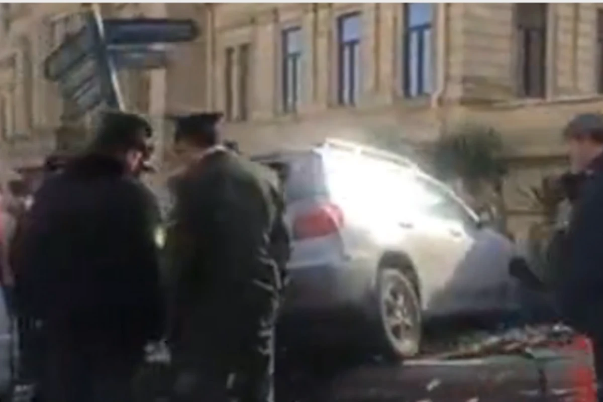 В центре Баку водитель умер от сердечного приступа (видео)