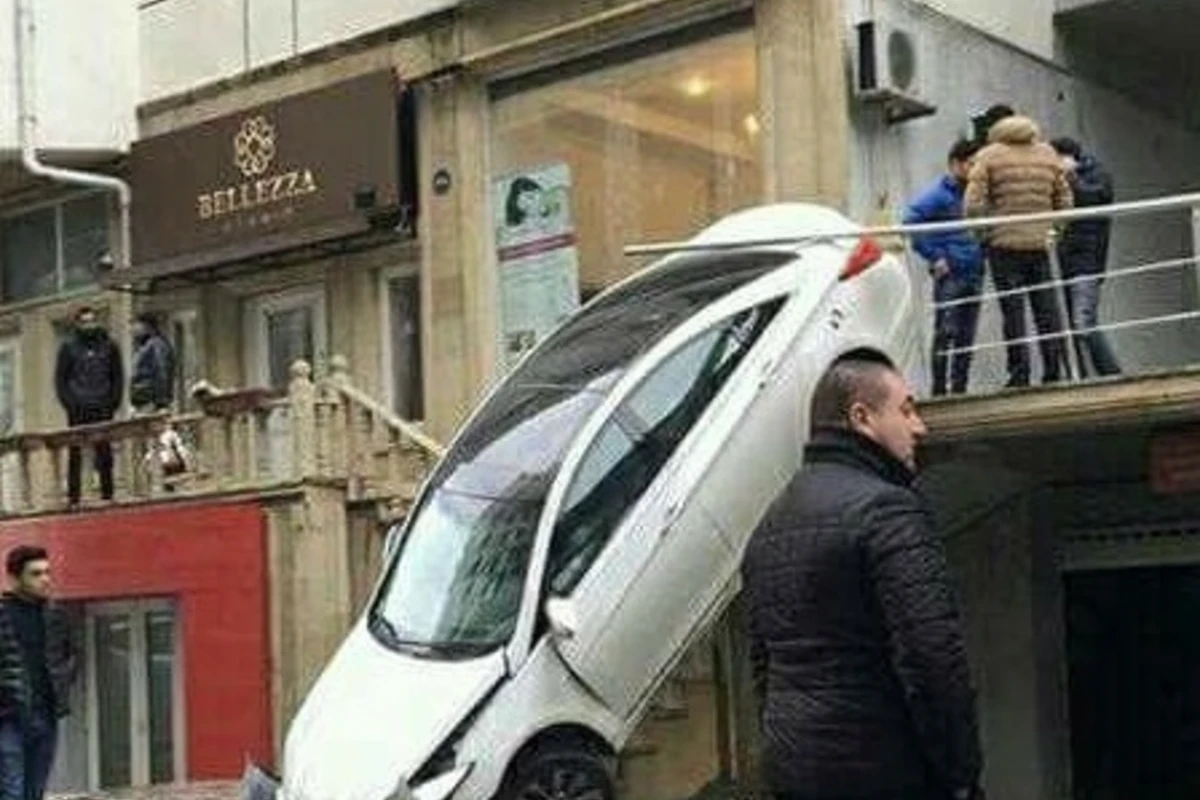 В Баку автомобиль рухнул со 2-го этажа (видео)