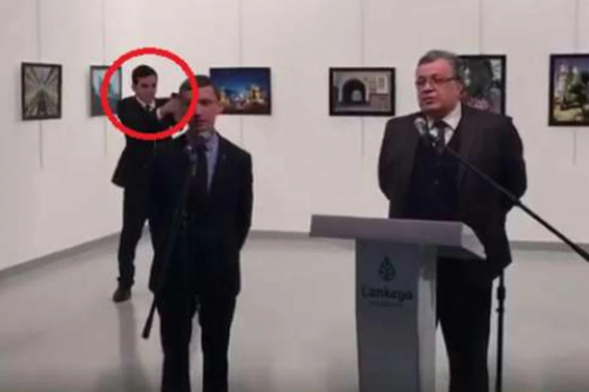 Появились новые кадры момента убийства российского посла в Турции (видео)