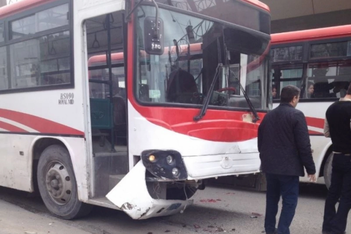 В Баку автобус въехал в остановку: есть погибший