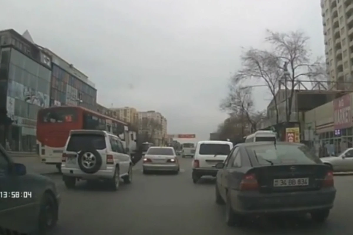 В Баку автобус сбил мужчину на зебре (видео)