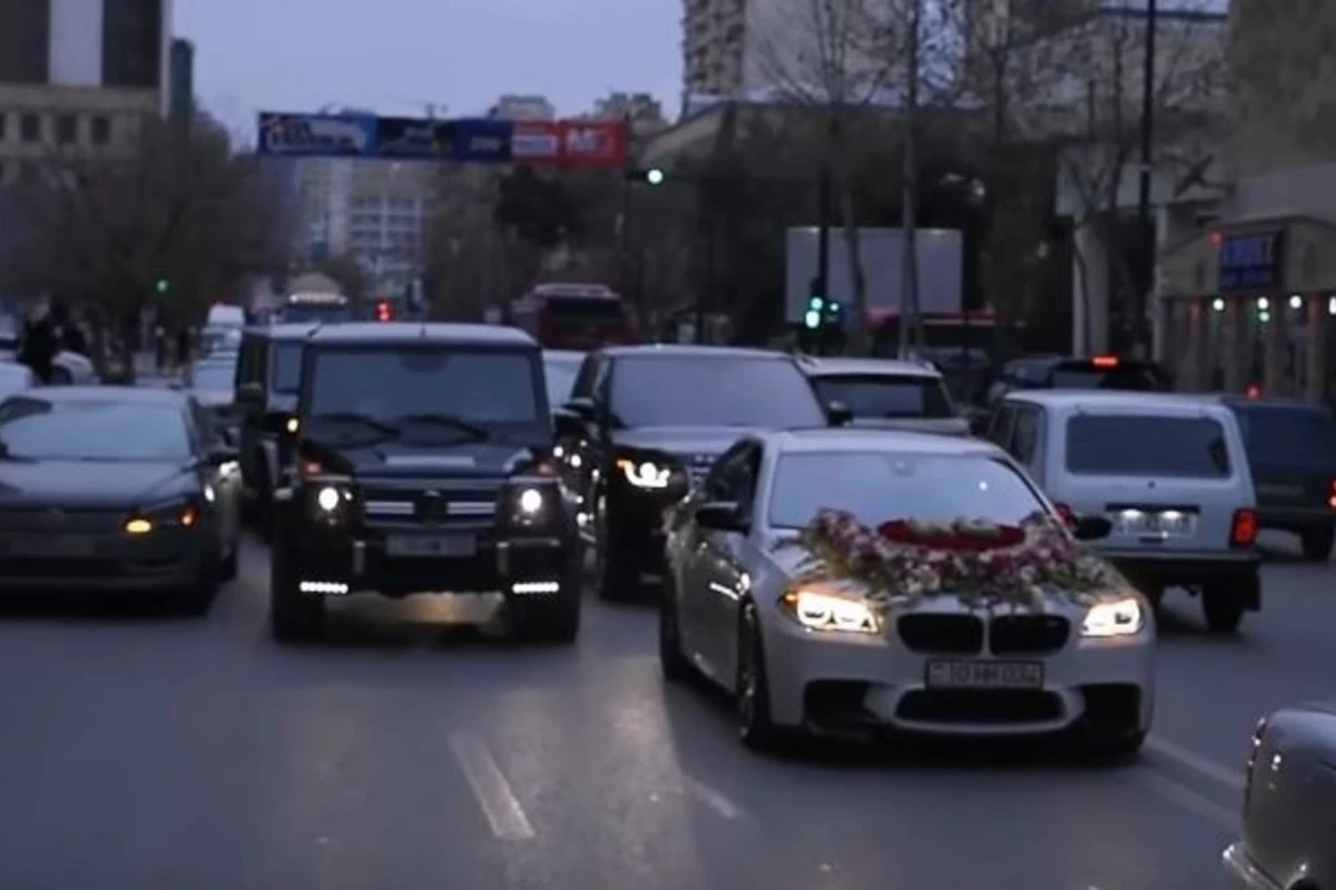 Свадебный кортеж из люксовых автомобилей в Баку (видео)