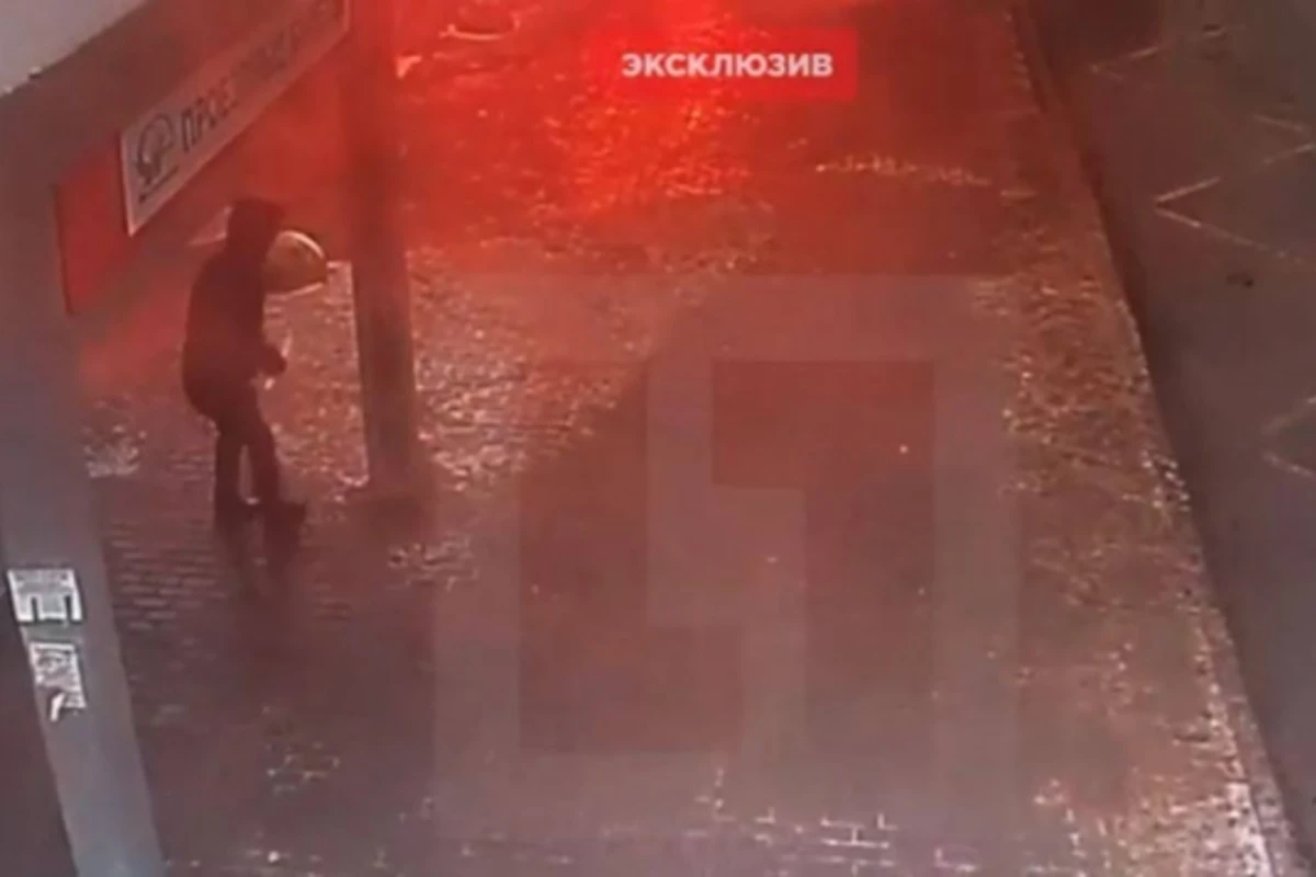 Момент взрыва у метро в Москве попал на камеры (видео)