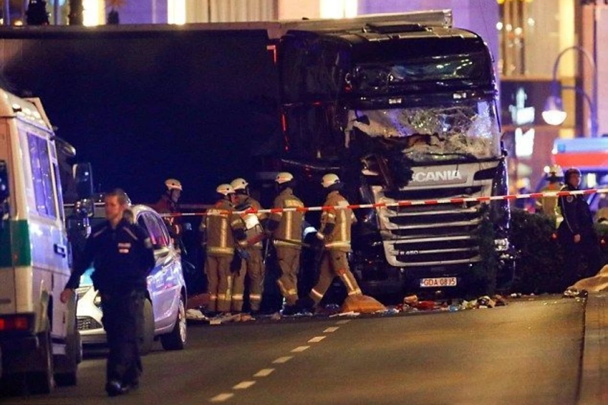 ВИДЕО наезда на ярмарку в Берлине, унесшего жизни 12 человек