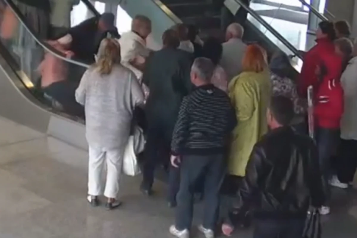 В Metropark на эскалаторе оторвало палец 6-летней девочке