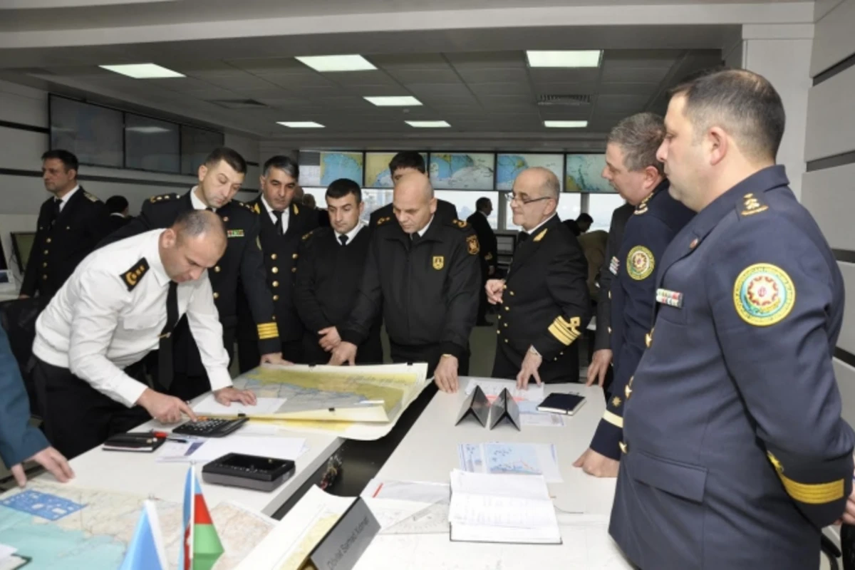 Со дна Каспия извлечено более 100 фрагментов обрушившейся эстакады (фото)