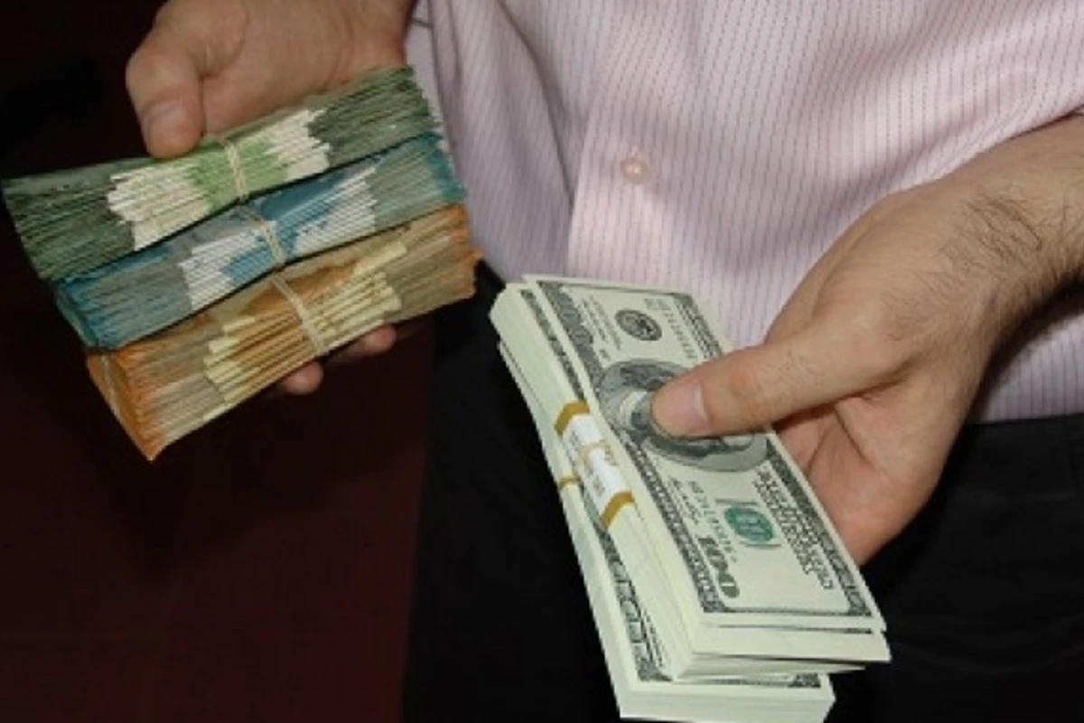 В Баку наказали мужчину, продававшего 200 долларов за 370 манатов