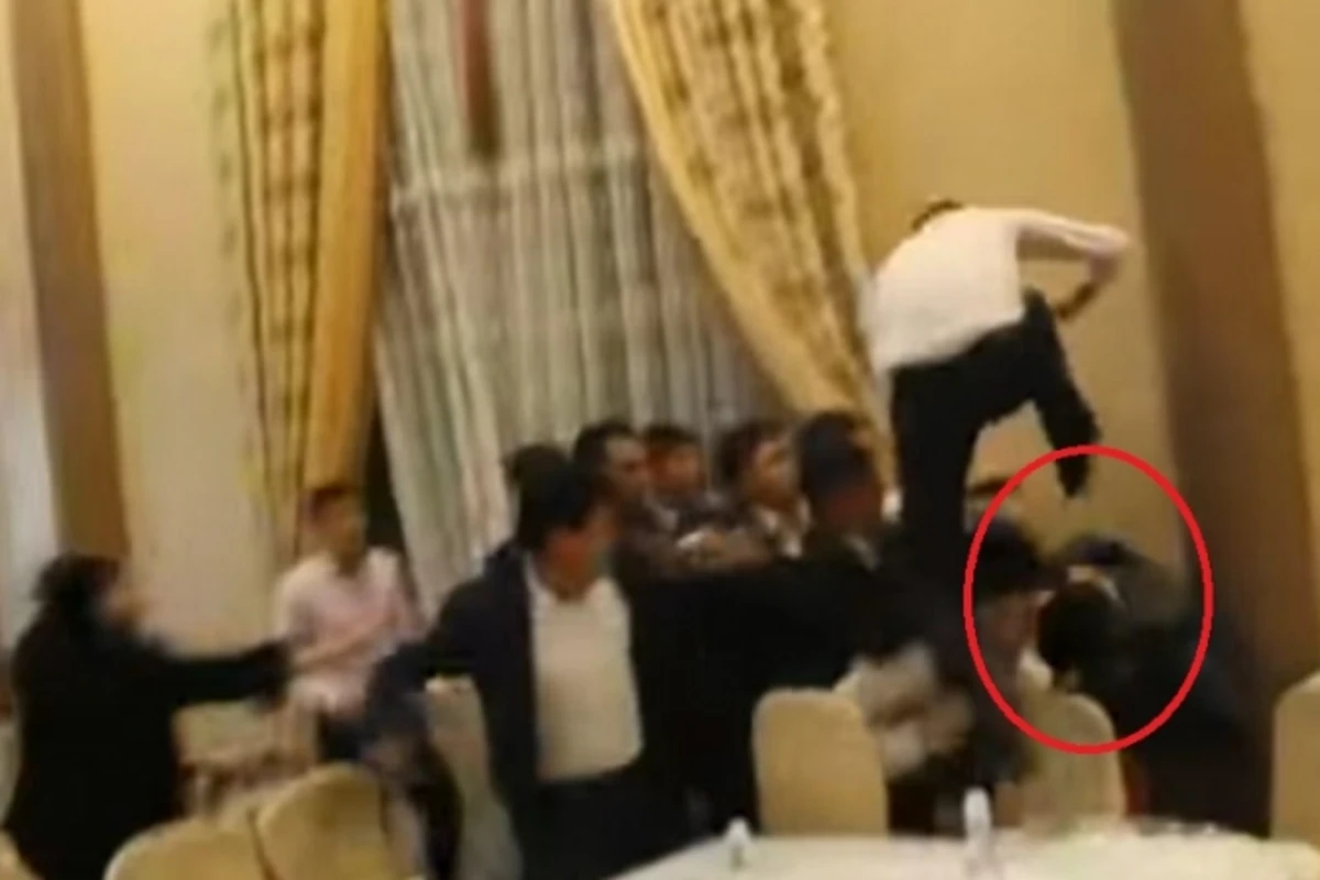 Toyda şok: tamada bəyi döydü (VİDEO) Toyda şok: tamada bəyi döydü (VİDEO)