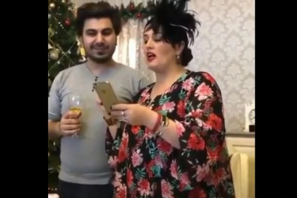 Elza Seyidcahandan Yeni il şeiri: Quqquluquuuuu (VİDEO) Elza Seyidcahandan Yeni il şeiri: Quqquluquuuuu (VİDEO)