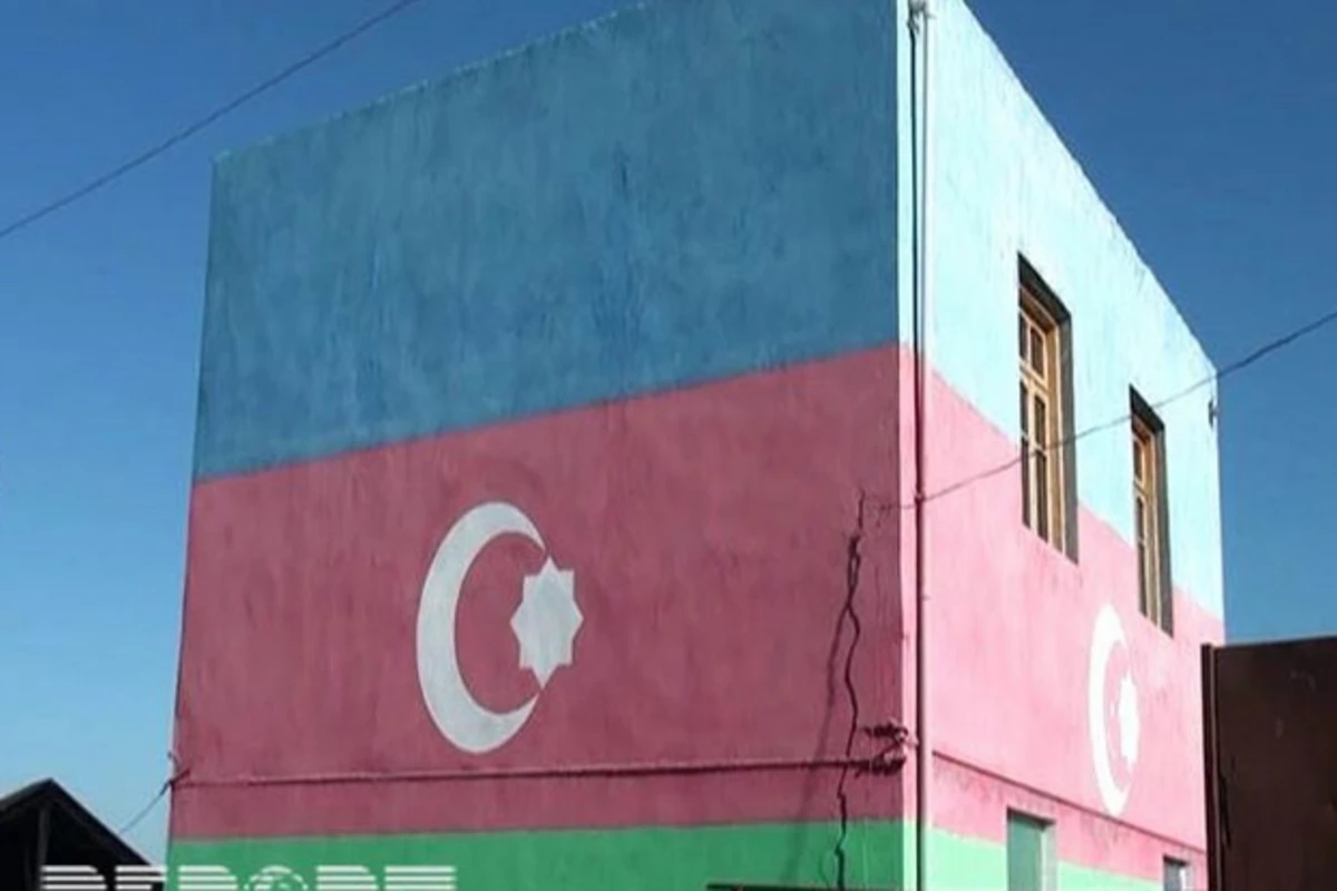 Evini Azərbaycan bayrağının rənglərinə bürüdü (FOTO)