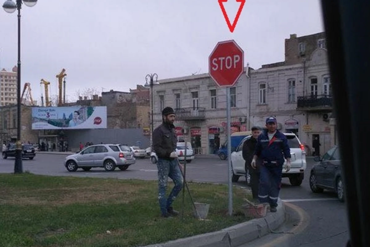 Bakıda yeni quraşdırılan yol nişanı sürücüləri çaş-baş saldı (VİDEO)