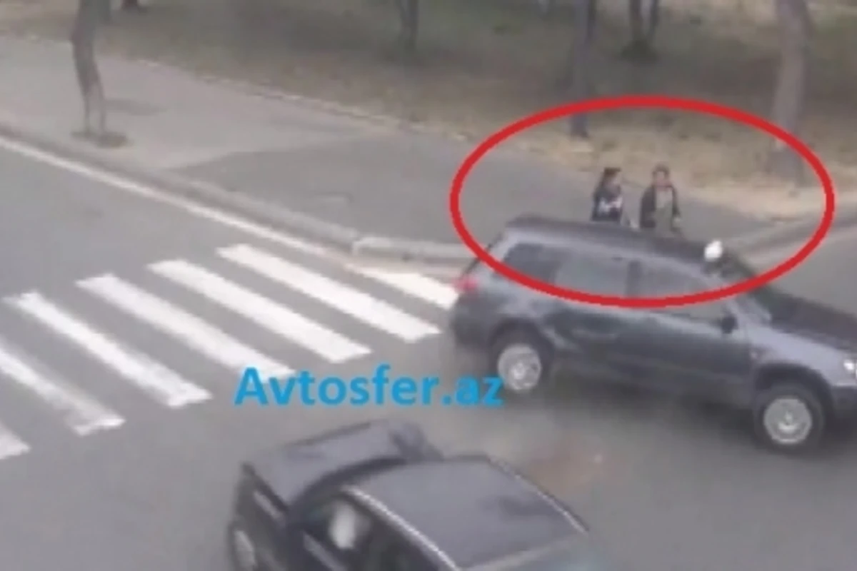 В Баку автомобиль сбил женщину на глазах у дочери (видео)