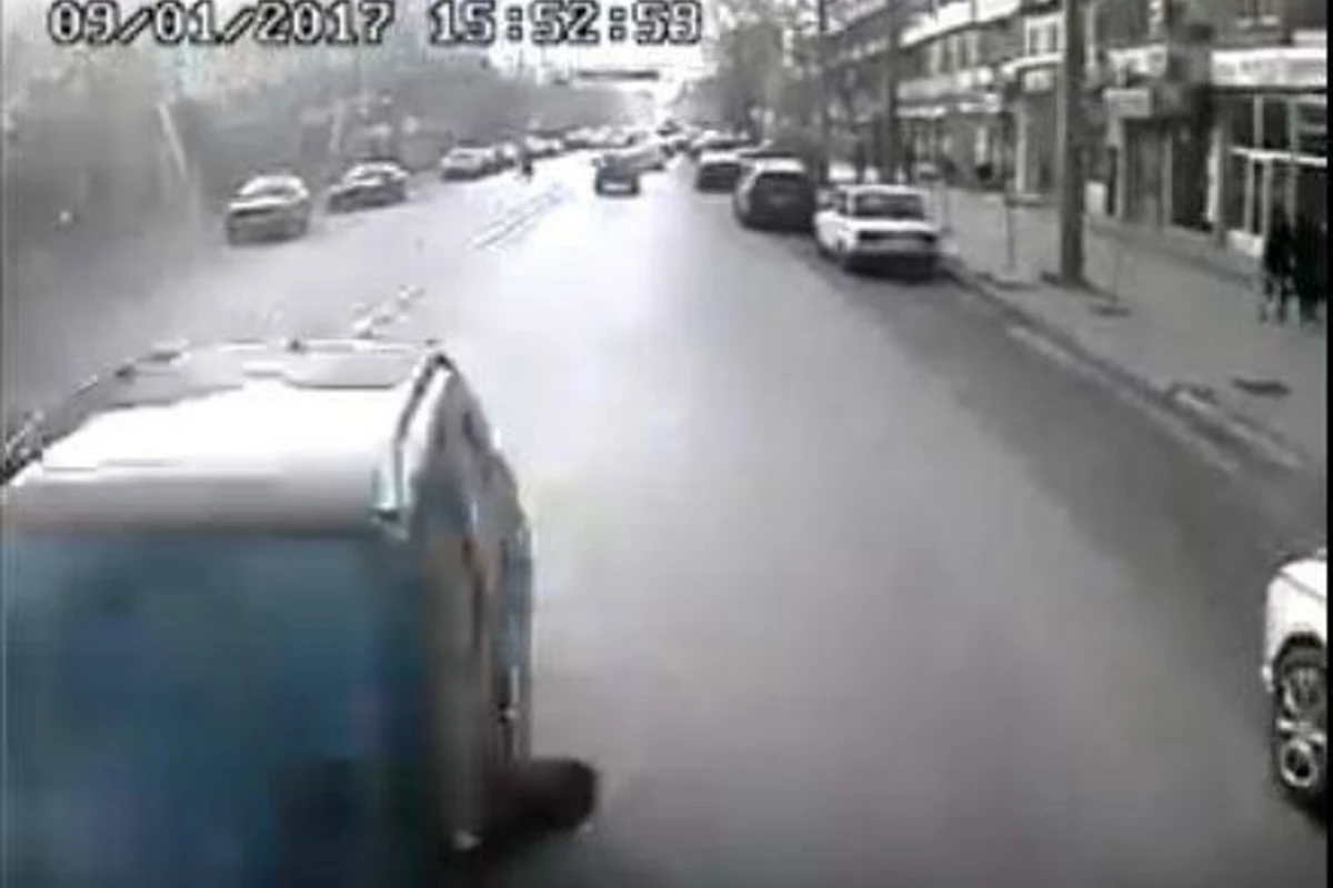 Распространилось ВИДЕО столкновения автобуса BakuBus с автомобилем жены полковника МВД