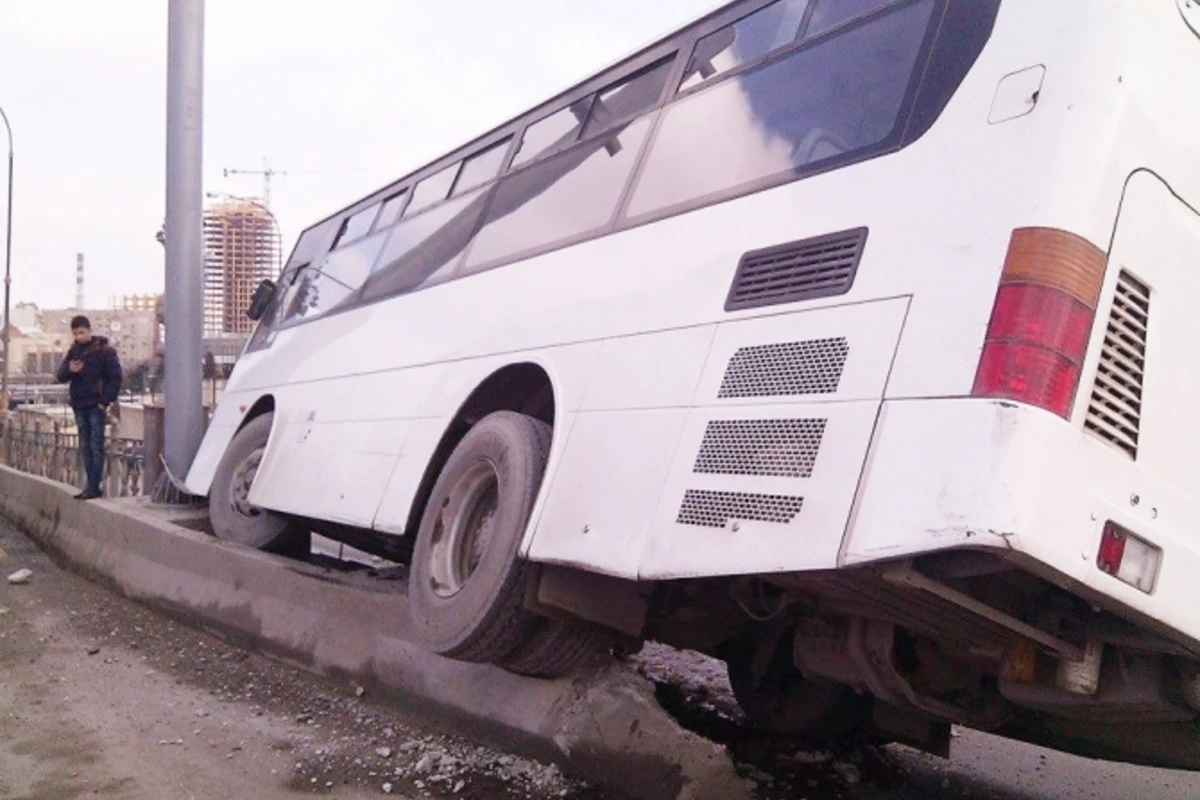 Автобусная авария в Баку: есть пострадавшие (СПИСОК, видео)