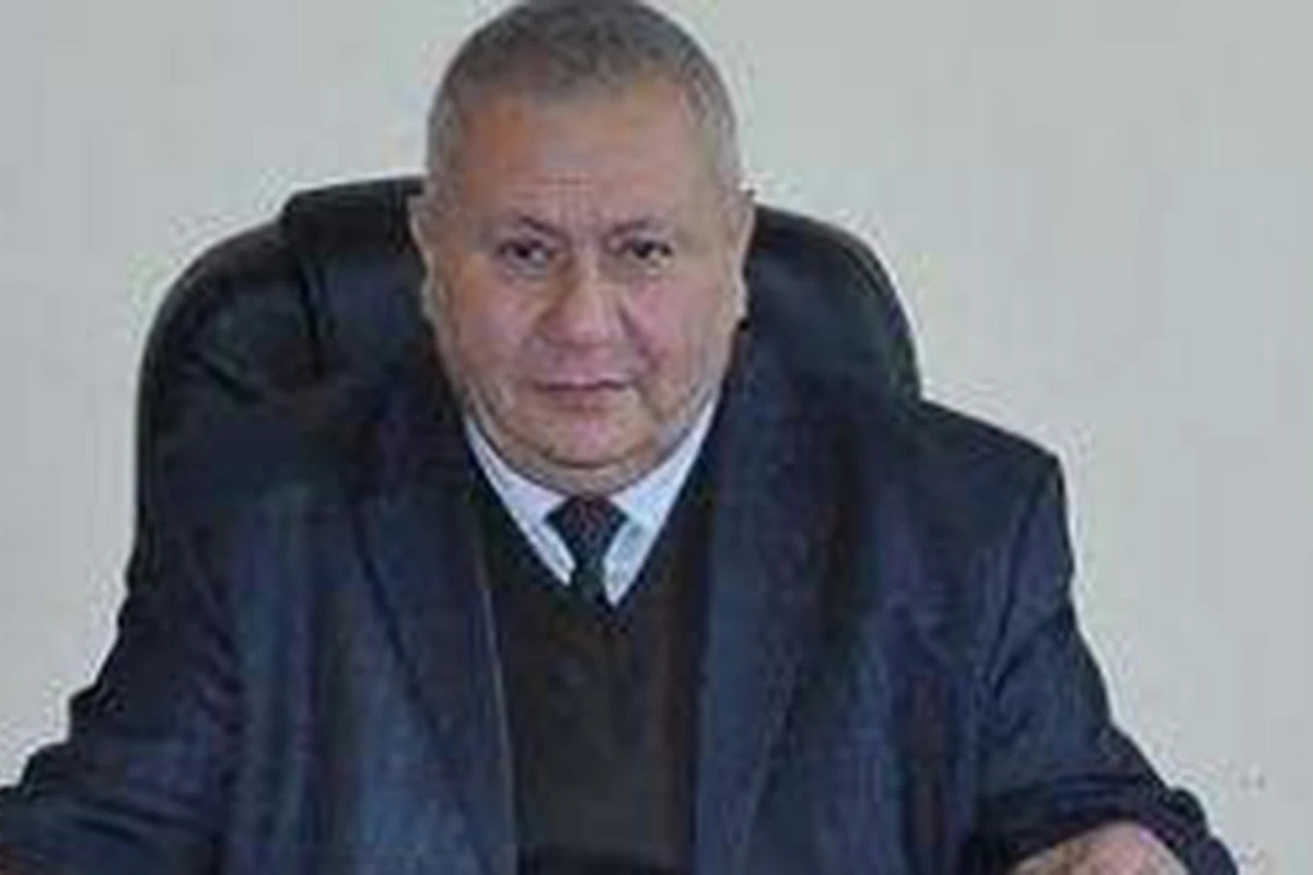 Krossovka va külot kiygan yalangoch qizlar