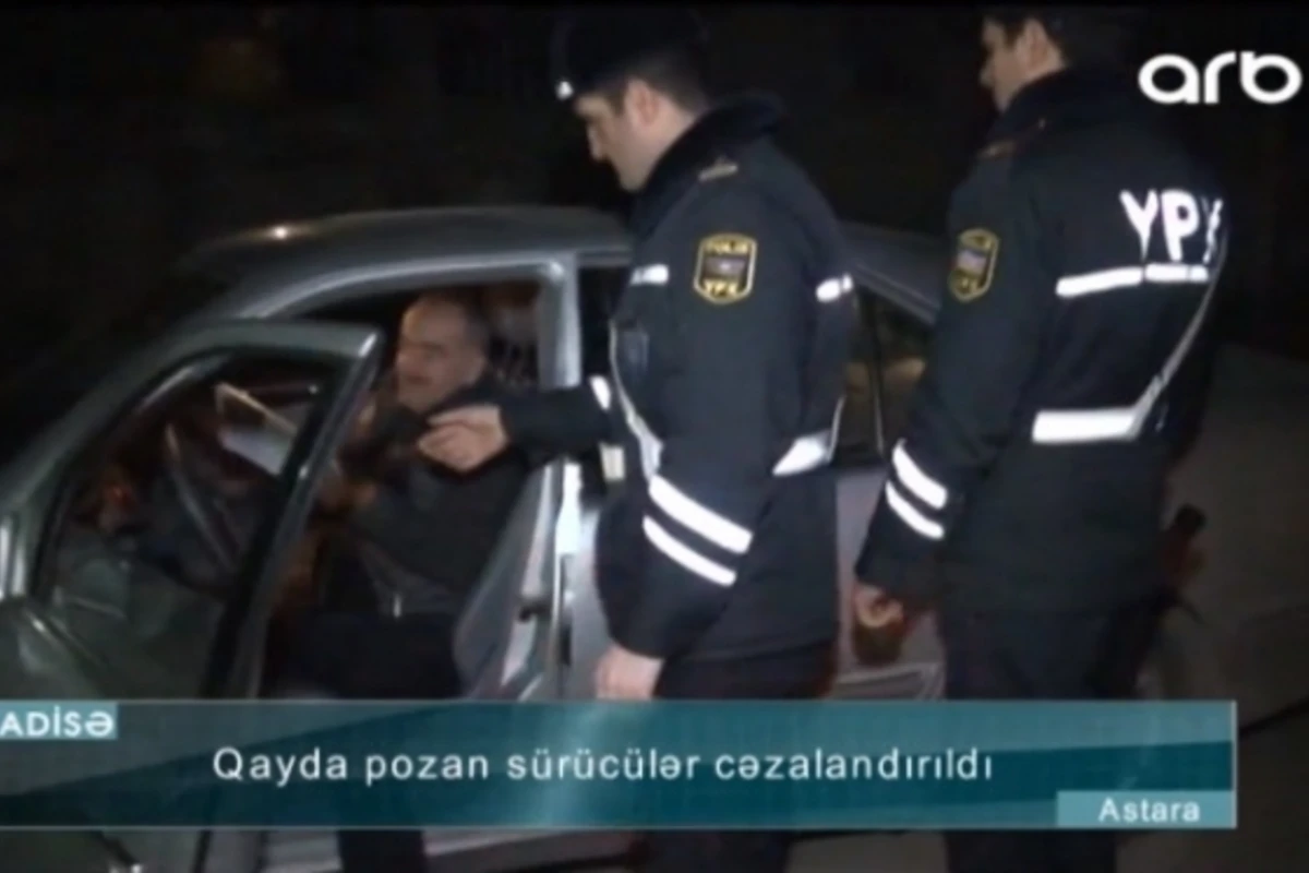 Пьяный водитель направил автомобиль на гаишников в Азербайджане (видео)