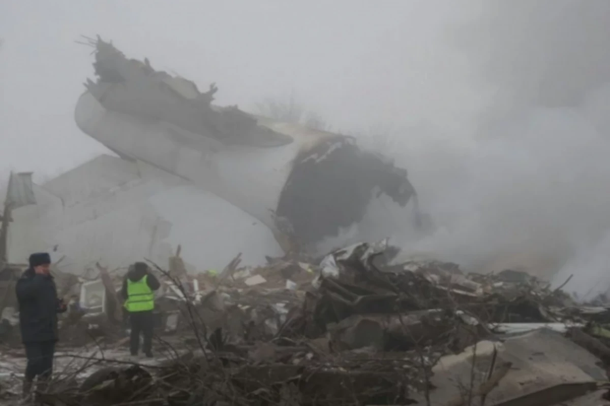 Первые кадры с места крушения Боинг-747 в Киргизии - 34 погибших (видео) Первые кадры с места крушения Боинг-747 в Киргизии - 34 погибших (видео)