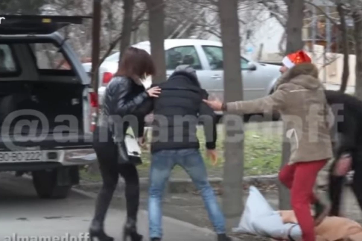 Bakıda insanlara meyit daşıtdırdılar (VİDEO) Bakıda insanlara meyit daşıtdırdılar (VİDEO)