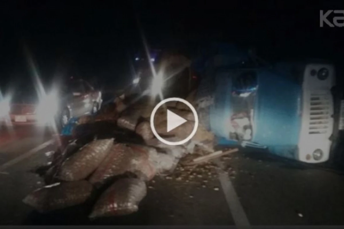 Azərbaycanda yük avtomobili aşdı, 5 ton kartof yola töküldü (VİDEO) Azərbaycanda yük avtomobili aşdı, 5 ton kartof yola töküldü (VİDEO)