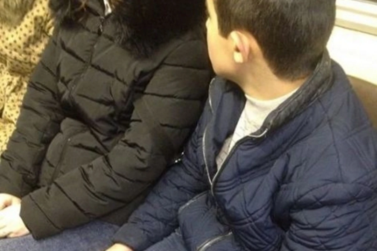 Аморальный поступок в бакинском метро: подросток подсел к девушке и ... (фото)