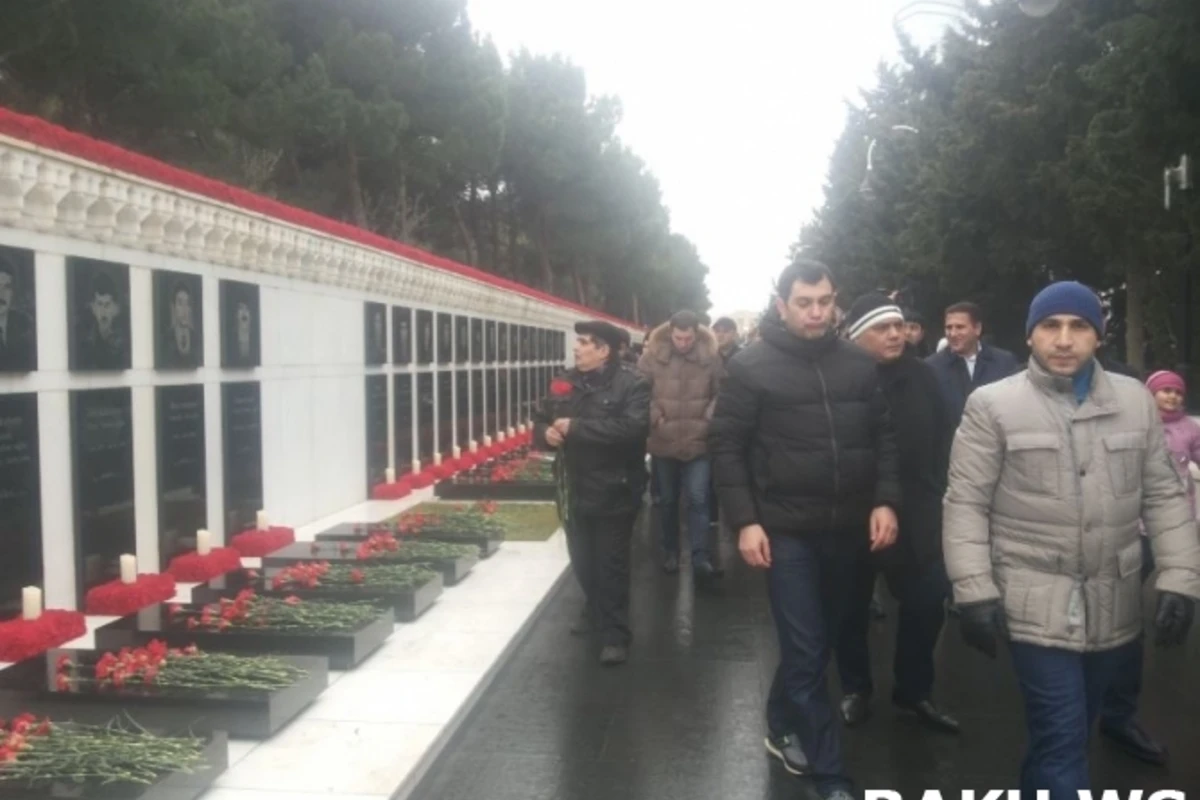 Нескончаемый людской поток в Аллее шехидов (фоторепортаж)