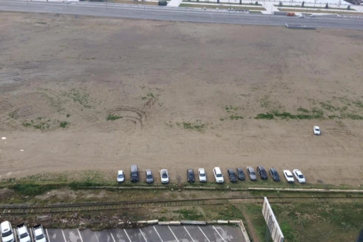Bakıda nonsens! Boş əraziyə parkomat qoyuldu - FOTO