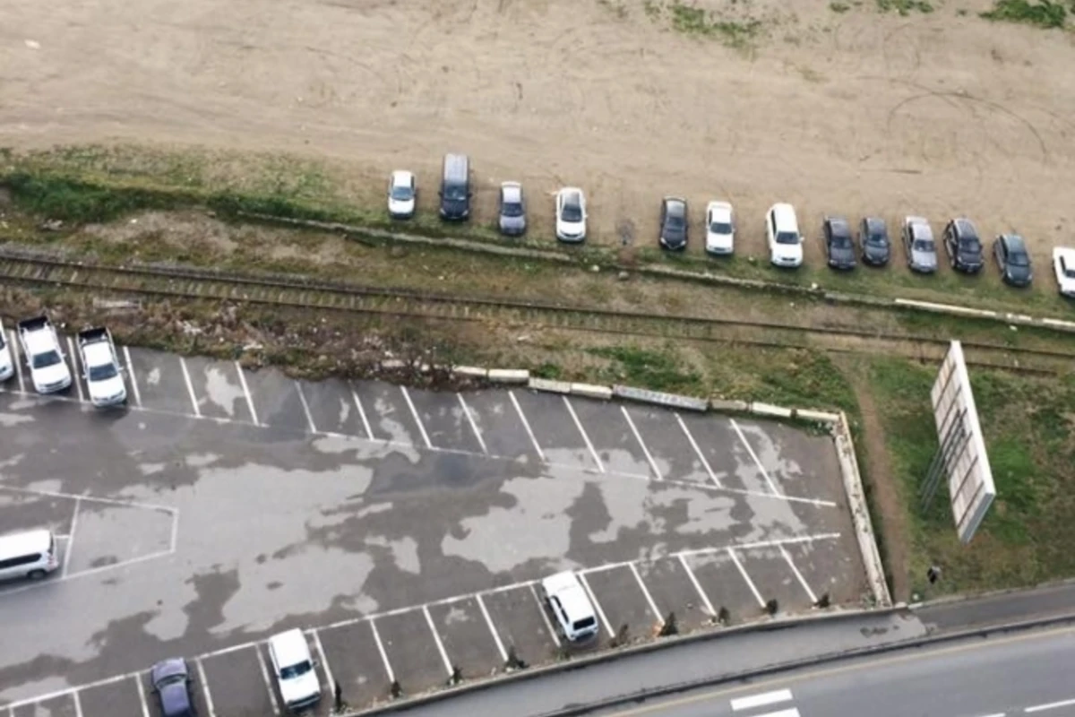 Нонсенс в Баку: На пустой территории установили паркомат (фото)