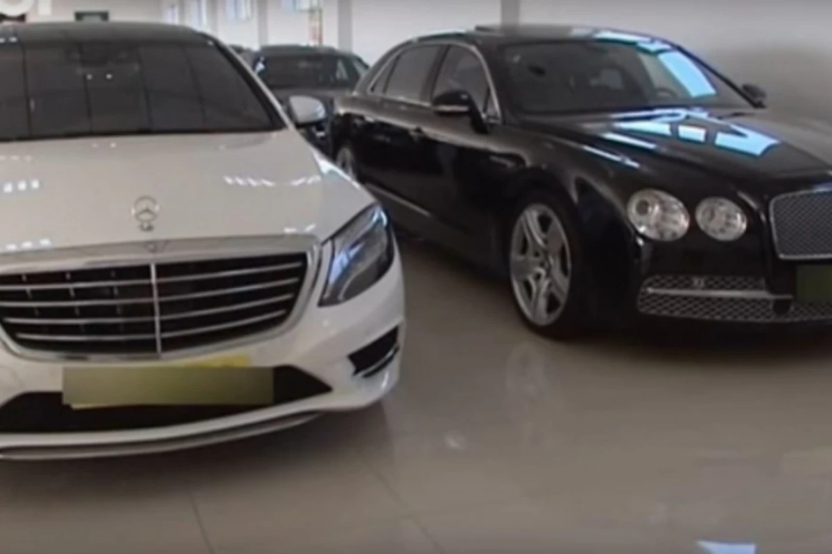 В Баку за полмиллиона продаются подержанные автомобили (видео)