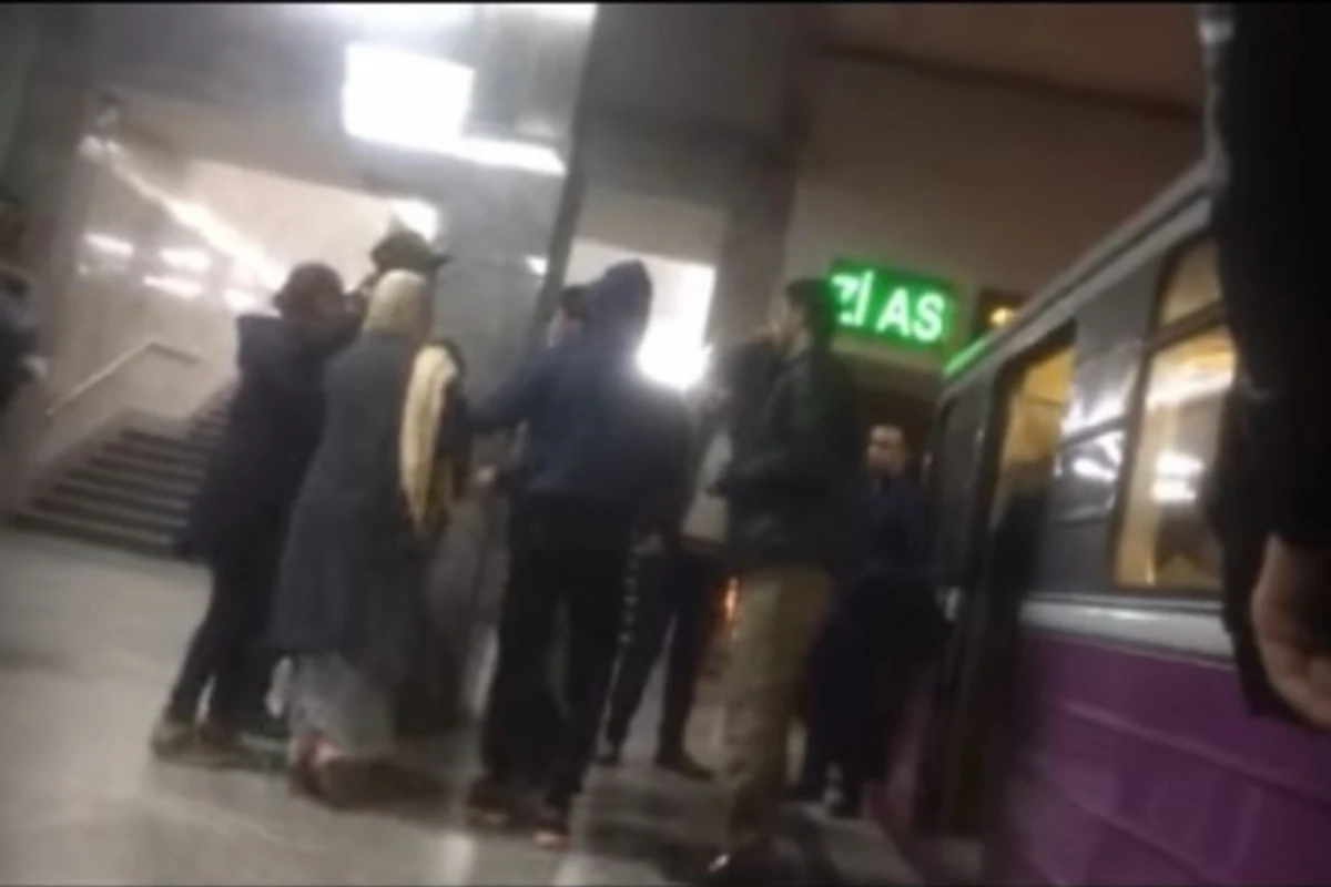 Драка женщин в бакинском метро (видео)