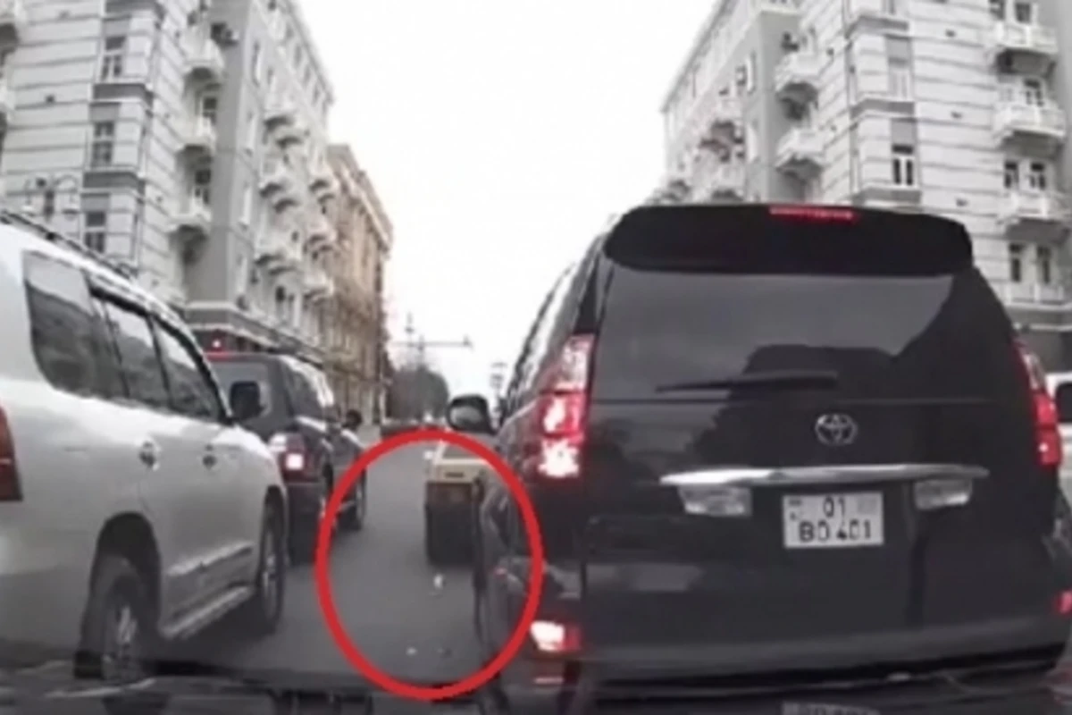 В Баку наказали автомобилиста, выбросившего мусор из окна (видео)