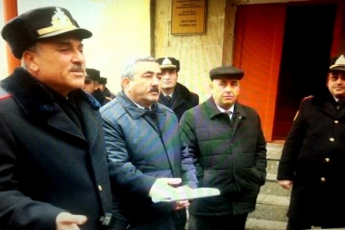 Yol polisi komandiri öz oğlunu sürücülük hüququndan məhrum etdi - VİDEO Yol polisi komandiri öz oğlunu sürücülük hüququndan məhrum etdi - VİDEO