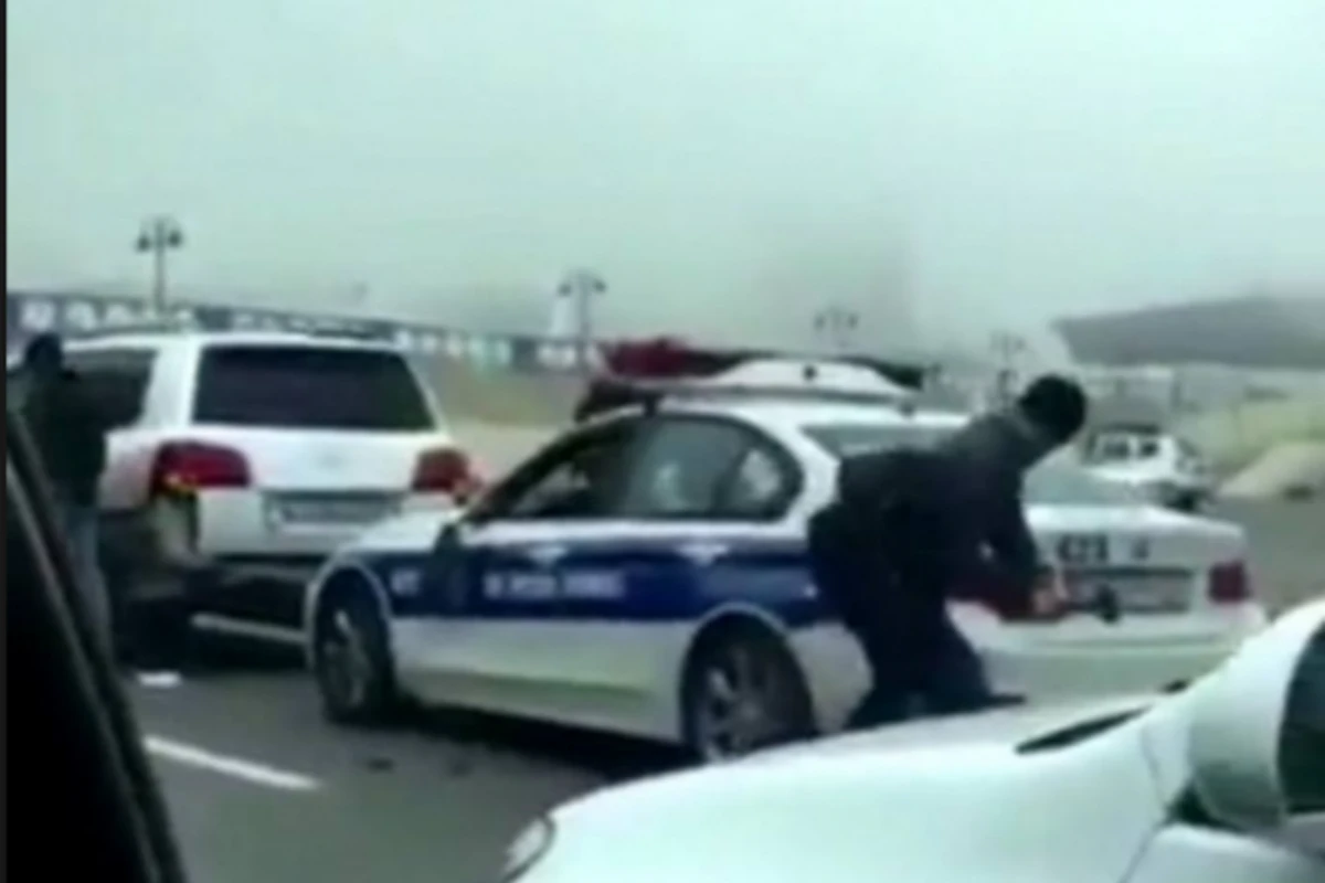 В Баку наказали мужчину, разбившего молотком автомобиль ГАИ (видео)