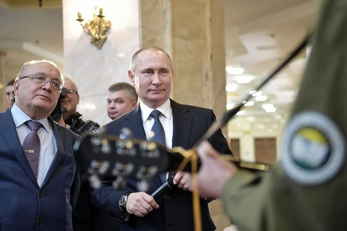 Путин спел со студентами (видео)