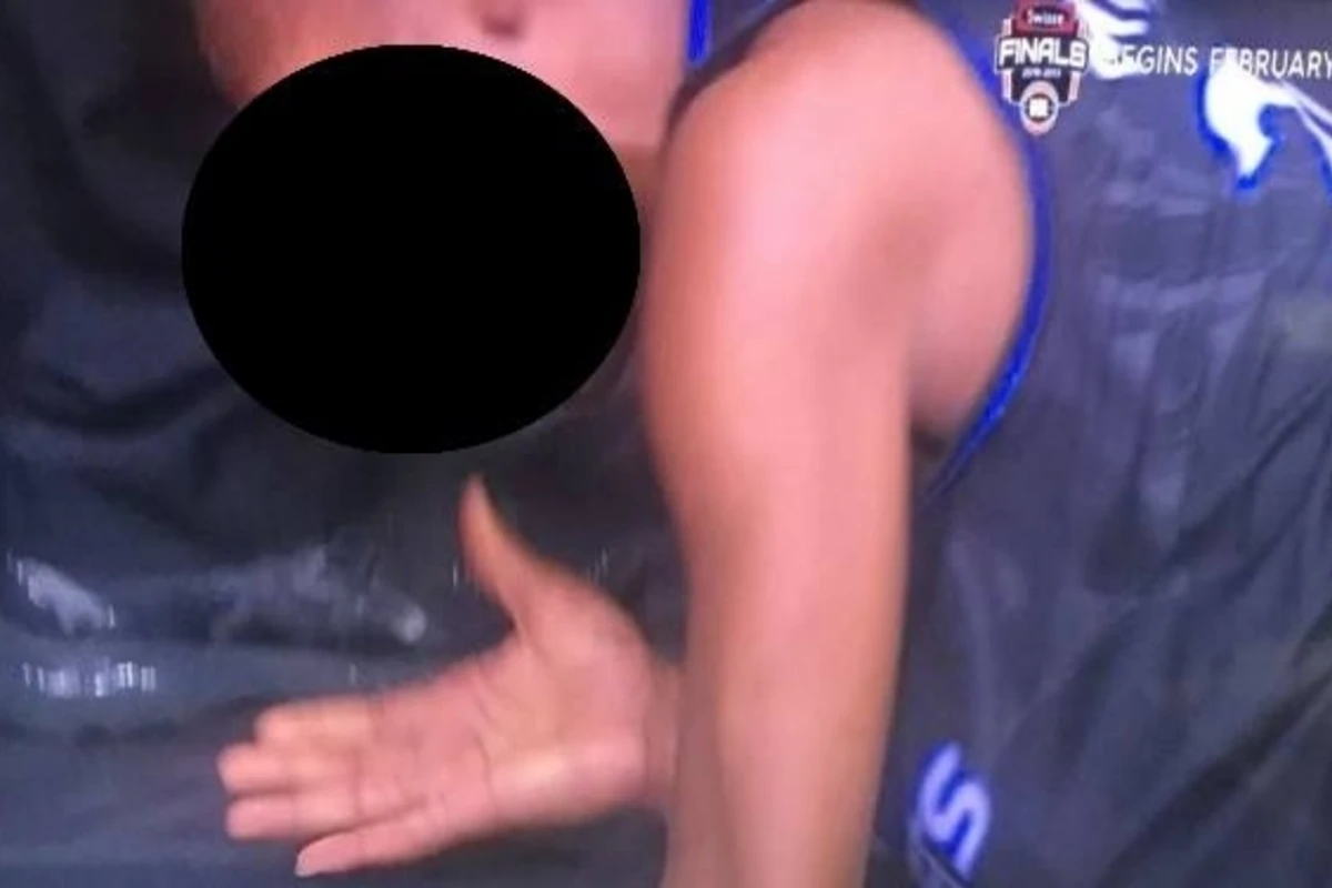 ŞOK: İdmançının canlı yayımda gözü yerindən çıxdı (VİDEO+18)