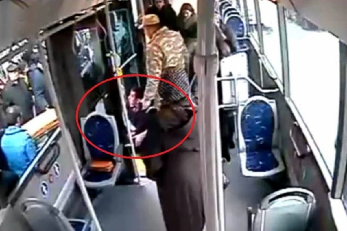 Момент спасения пассажира водителем BakuBus попал на камеру (видео)
