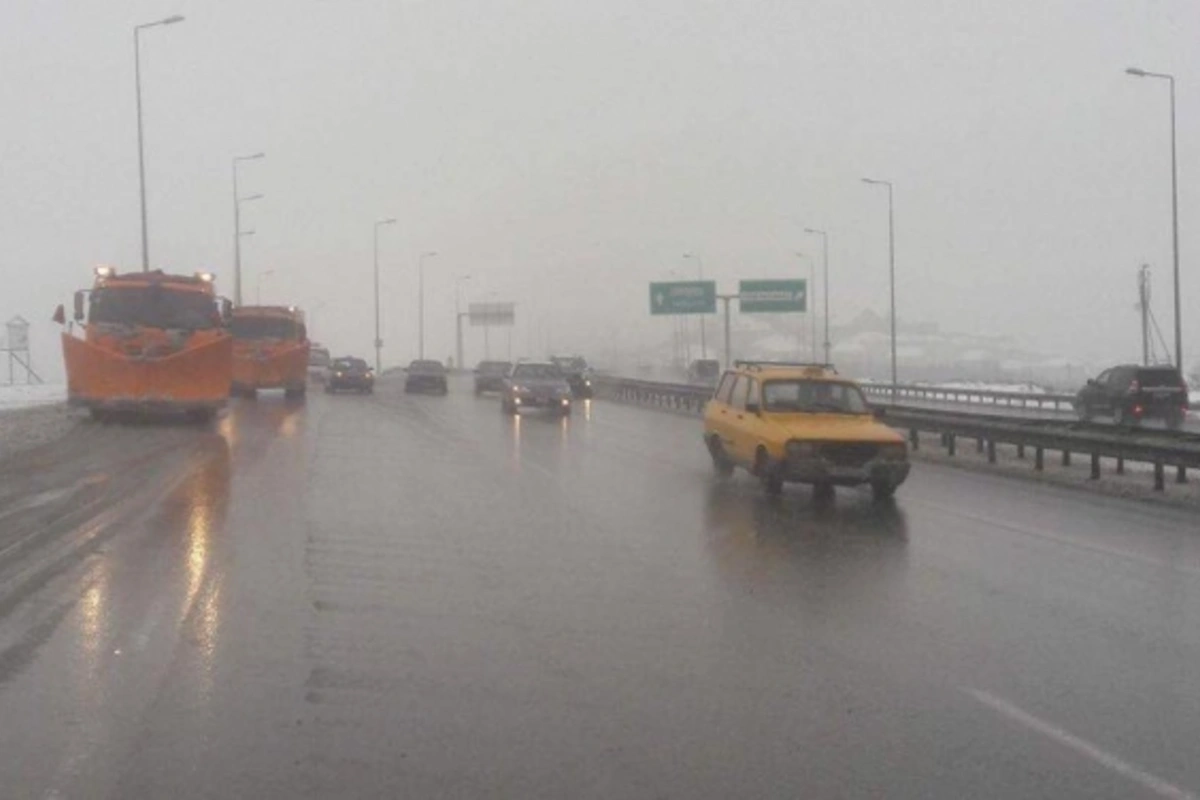 Bakıda yollara duz səpilir (FOTO)