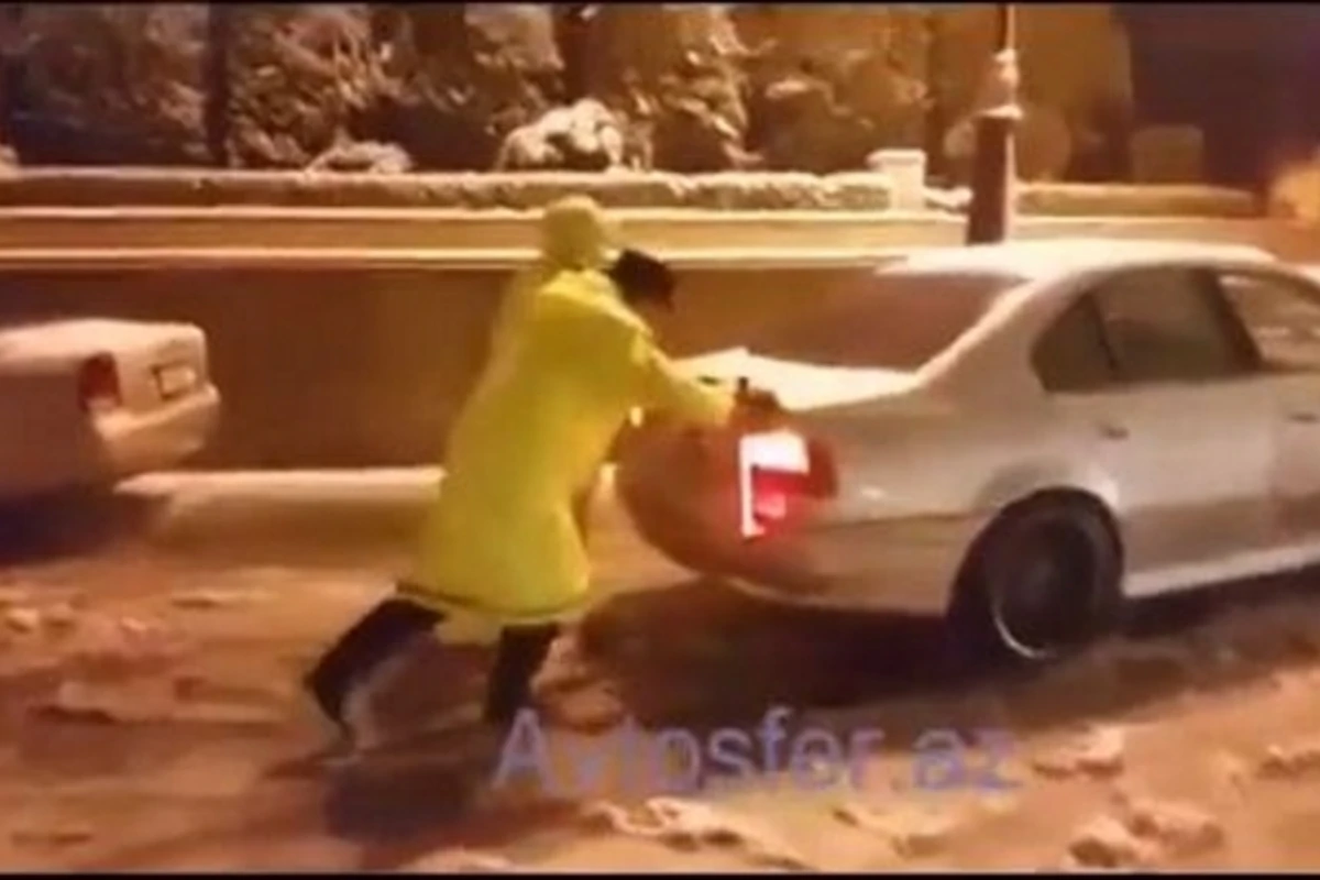 Гаишники борются со снегом и помогают водителям в Баку (видео)