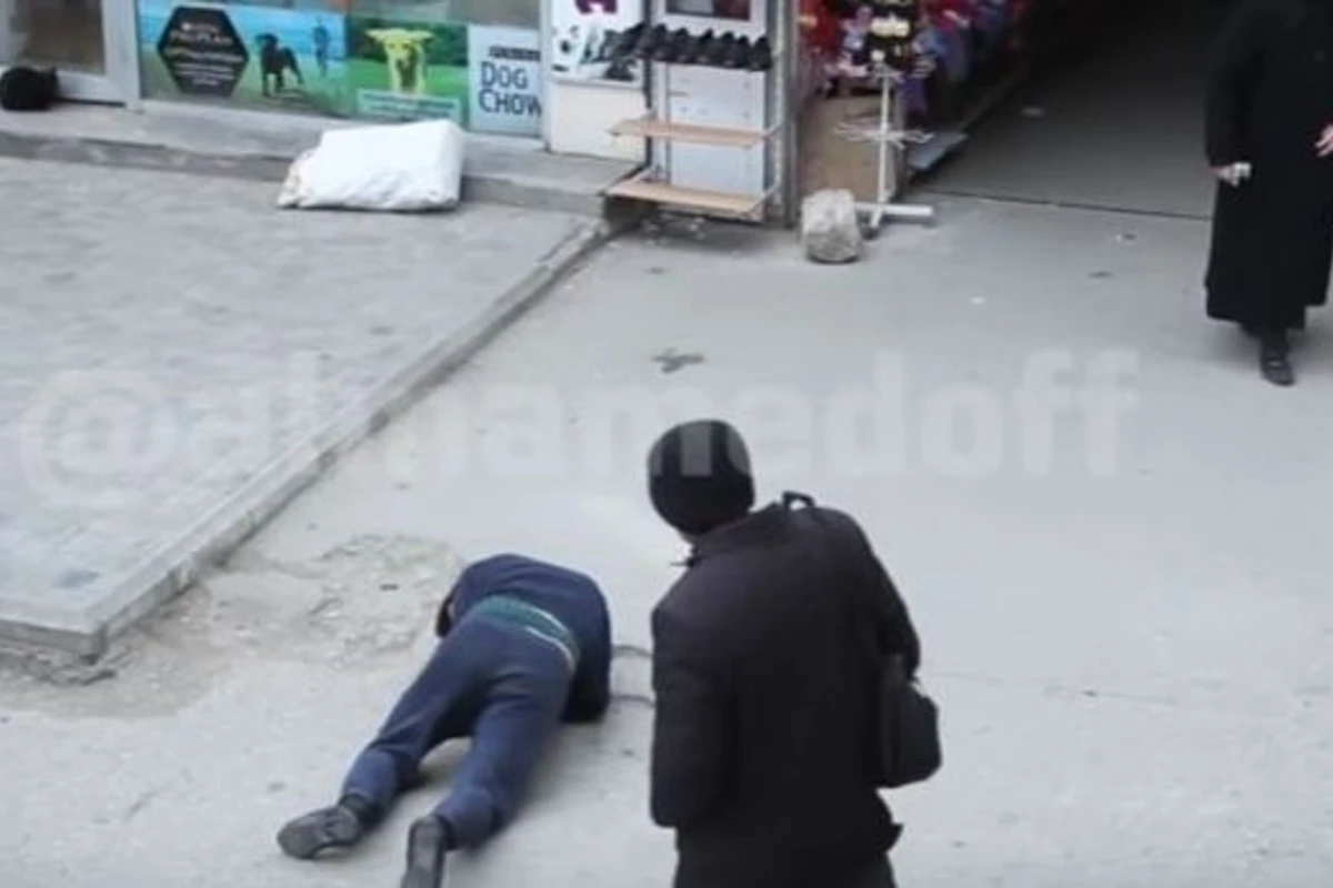 В Баку прохожие прошли мимо умирающего человека (видео)