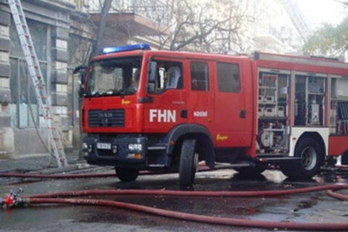 Сильный пожар в Баку, эвакуированы десятки человек