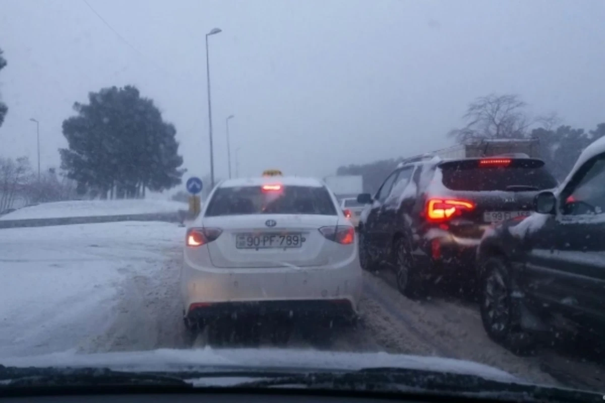 Движение на дороге Баку-Сумгайыт парализовано (видео)