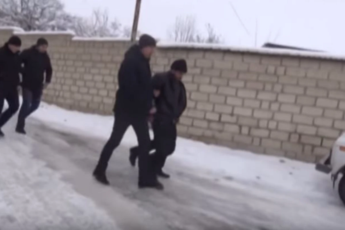 Azərbaycanda 13 yaşlı qızını öldürən atanın saxlanma anı kameraya düşdü (VİDEO)