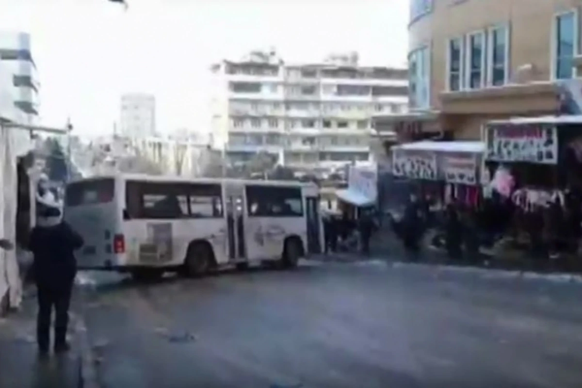 Шокирующие кадры: В Баку пассажиры автобуса чудом остались в живых (видео)