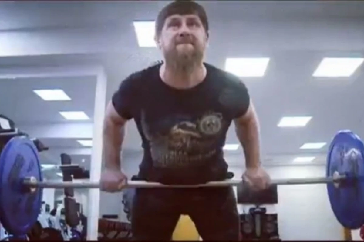Рамзан Кадыров тренируется в спортзале (видео)