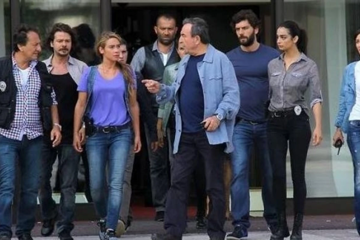 Azərbaycanlı aktrisa Arka sokaklar serialında rol aldı (FOTO) Azərbaycanlı aktrisa Arka sokaklar serialında rol aldı (FOTO)