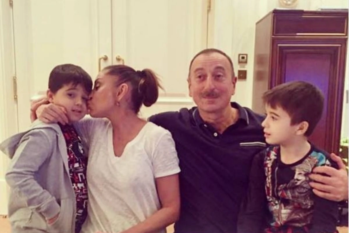 Prezident və nəvələrinin birlikdə fotosu yayıldı (FOTO) Prezident və nəvələrinin birlikdə fotosu yayıldı (FOTO)