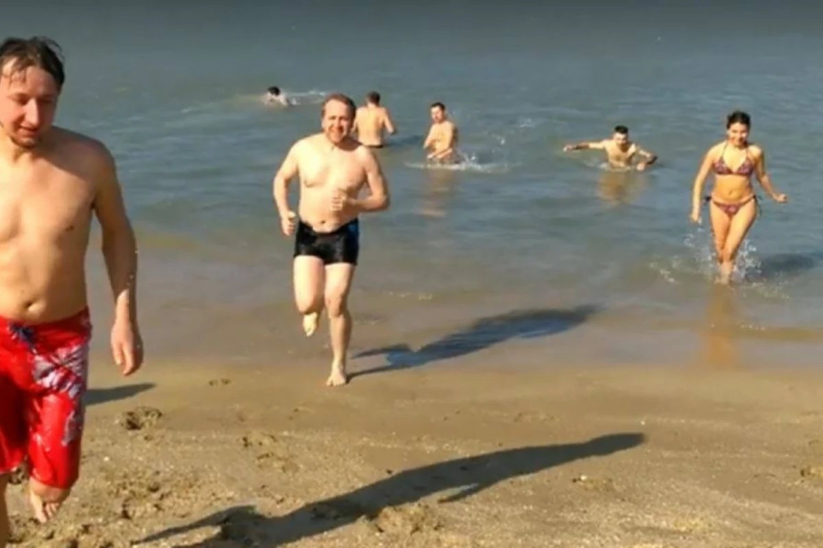 В Баку группа людей окунулась в море посреди зимы (видео) В Баку группа людей окунулась в море посреди зимы (видео)