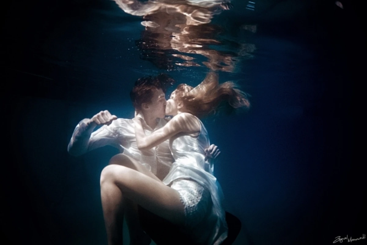 История любви молодой пары под водой в Баку (фото)